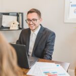 man in gesprek achter bureau